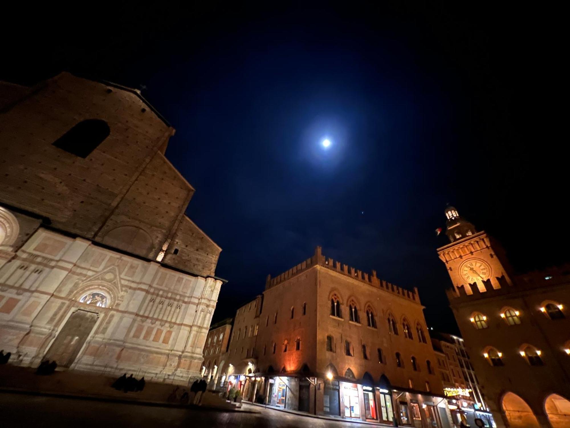 House Of Chariot - In The Heart Of Bologna Lägenhet Exteriör bild